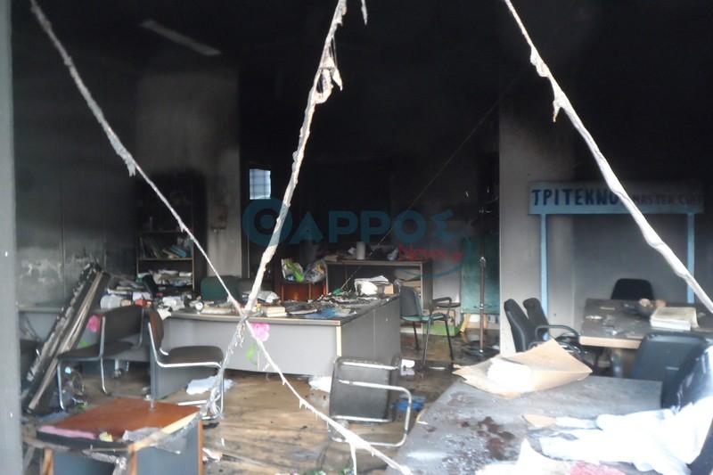 Ιερέας που απειλούσε να αυτοκτονήσει έκαψε τα γραφεία των τριτέκνων στην Καλαμάτα (φωτογραφίες)