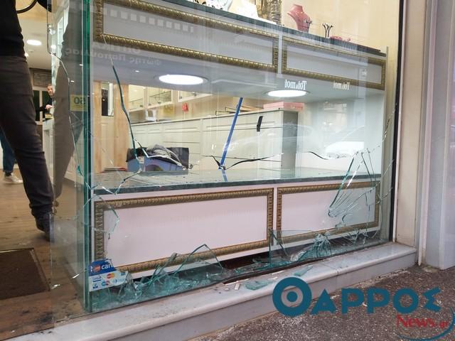 Σεσημασμένοι Ρομά έσπασαν με βαριοπούλα κοσμηματοπωλείο στο κέντρο της Καλαμάτας