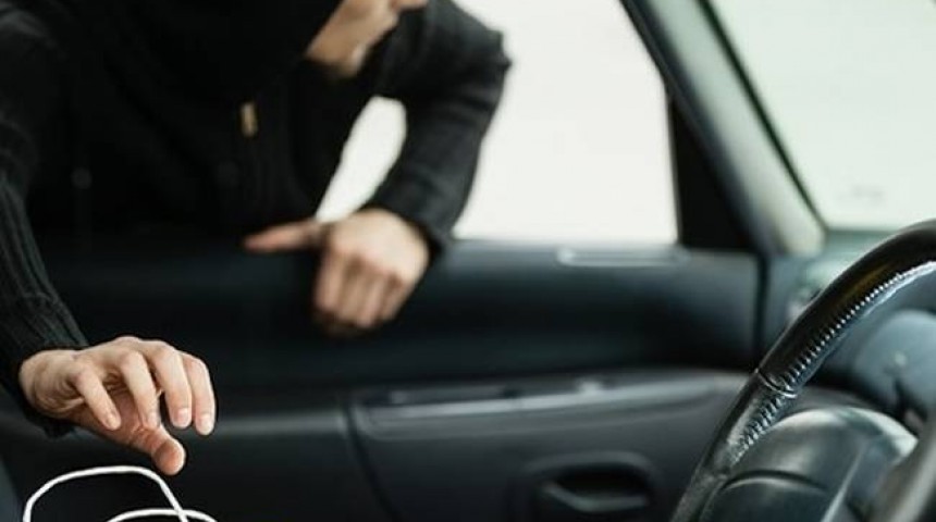 Ομάδα Ρομά έκλεβε σταθμευμένα αυτοκίνητα στην παραλία Βελίκας