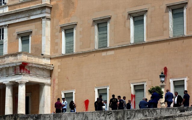 Επίθεση του Ρουβίκωνα με μπογιές και καπνογόνα στη Βουλή