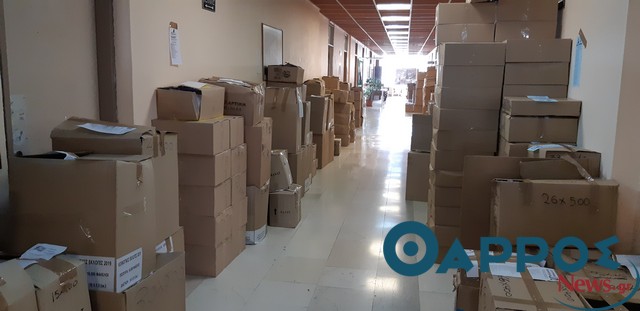 Πρωτοφανείς εικόνες στο Διοικητήριο της Καλαμάτας από τον όγκο του εκλογικού υλικού
