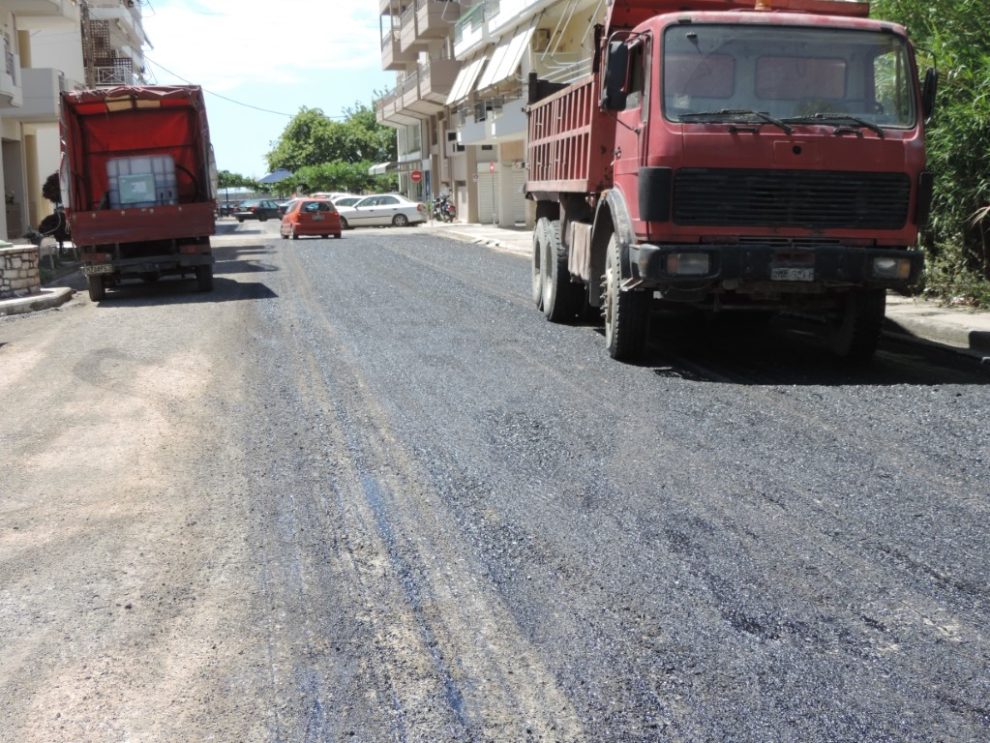 Συνεχίζονται οι εργασίες ασφαλτόστρωσης στην παραλία της Καλαμάτας