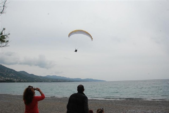 Αλεξιπτωτιστής τραυματίστηκε στην παραλία της Καλαμάτας
