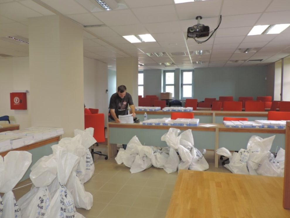 Μοιράζεται το εκλογικό υλικό για τις αυριανές αναμετρήσεις