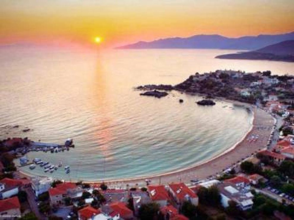 «Κρυστάλλινα» τα νερά στις ελληνικές παραλίες
