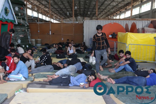 Στο λιμάνι της Καλαμάτας 77 μετανάστες και 2 διακινητές (φωτογραφίες)