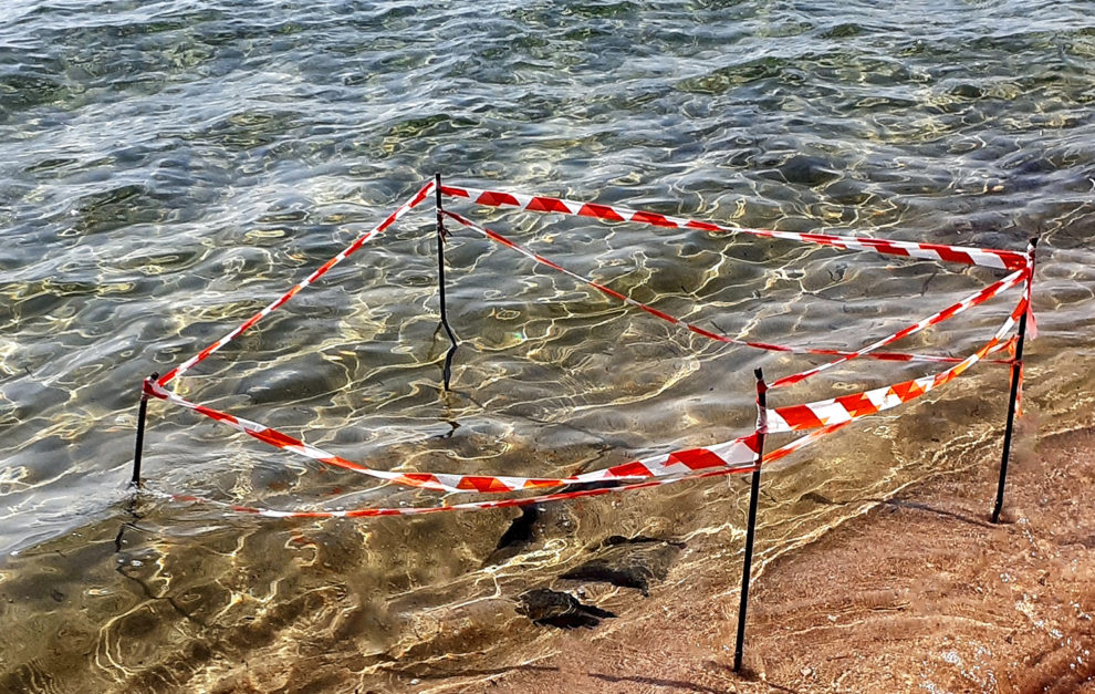 Εδώ και μια εβδομάδα παραμένει νάρκη στην παραλία του Πετροχωρίου