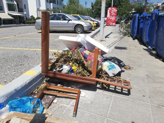 Πεταμένα σκουπίδια