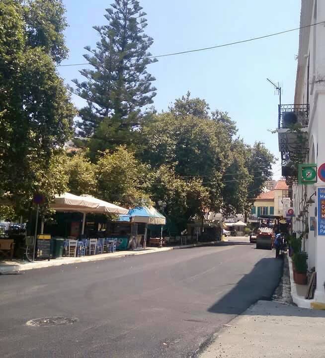 Βελτιώθηκε ο περιμετρικός δρόμος της πλατείας Τριών Ναυάρχων στην Πύλο