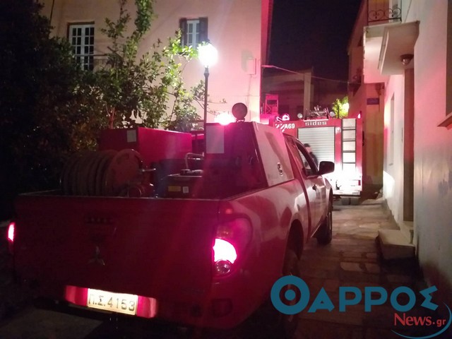 Φωτιά σε σπίτι κάτω από το Κάστρο της Καλαμάτας (φωτογραφίες)
