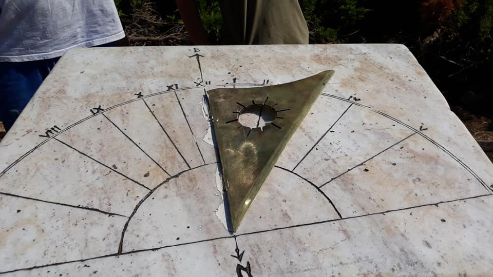 Φιλιατρά:  Βανδάλισαν το ιστορικό ηλιακό ρολόι στο Πάρκο της Βλαχέρνας