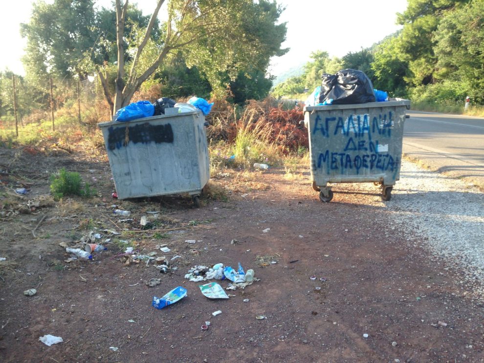«Μαρτύριο» το σκουπιδαριό δίπλα σε σπίτι στην εθνική οδό Πύργου – Κυπαρισσίας