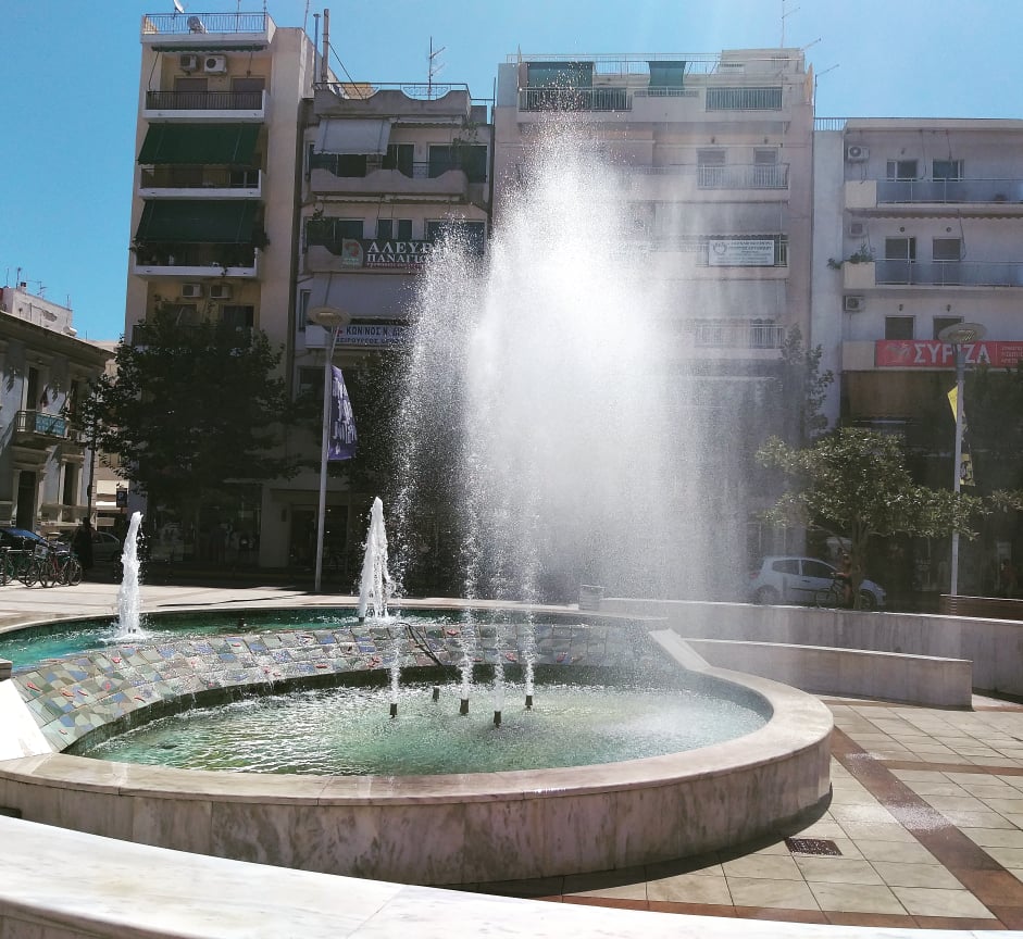 Ντους στο νότιο σιντριβάνι της κεντρικής πλατείας