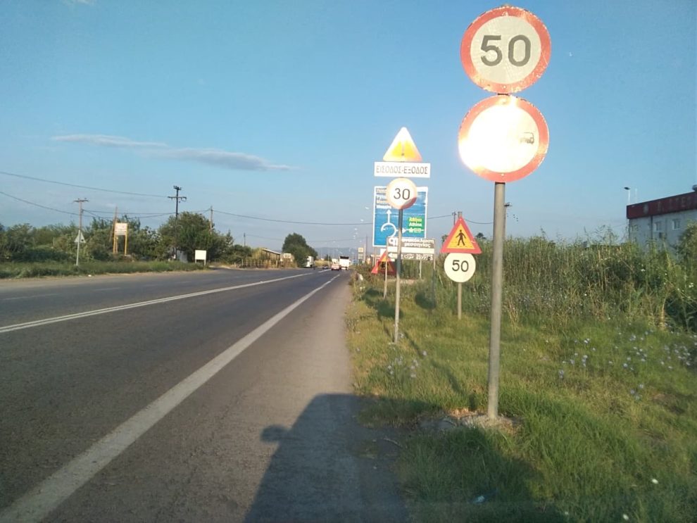 Αντιαισθητική εικόνα και κίνδυνος μεγάλης πυρκαγιάς από ξερά χόρτα και καλάμια στο δρόμο Καλαμάτας – Μεσσήνης