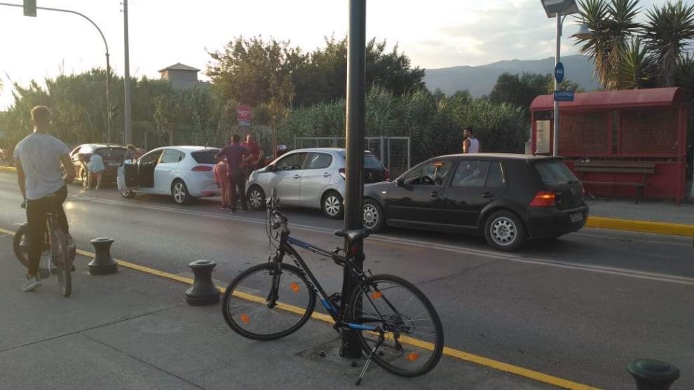 «Καραμπόλα» 4 αυτοκινήτων στη Ναυαρίνου!