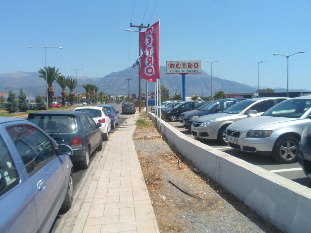 Κλήσεις για παράνομη  στάθμευση έξω από την Αστυνομία…