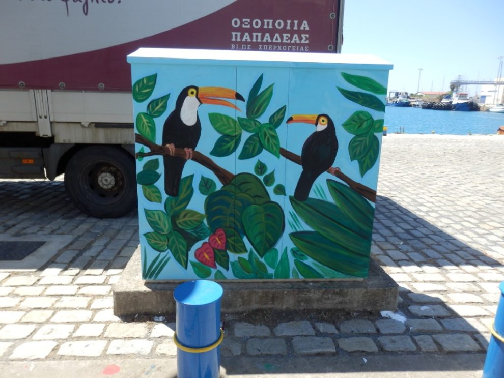 Νέα εικαστική παρέμβαση σε pillar στην παραλία της Καλαμάτας