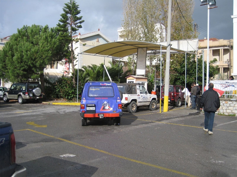 «Θέατρο του παραλόγου» στο πάρκινγκ του ΝΟΚ