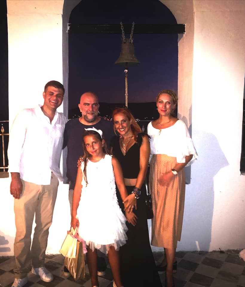 Φωτεινή Ψυχίδου – Μπάμπης Στόκας: Βάφτισαν στην Κορώνη την 9χρονη κόρη τους