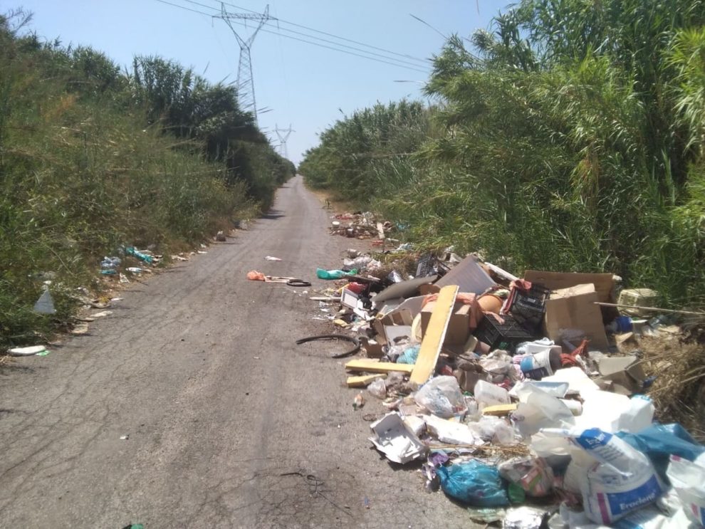 Κίνδυνος πυρκαγιάς από μικρές χωματερές στο δρόμο  προς το εργοστάσιο του Κλήμη