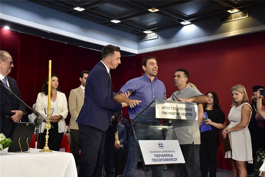 Ένταση κατά τη διάρκεια της ορκωμοσίας του νέου Περιφερειακού Συμβουλίου Πελοποννήσου