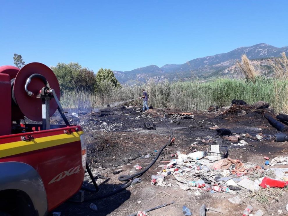 Κατάσβεση φωτιάς στο Αριοχώρι με τη συμβολή του Δήμου Καλαμάτας