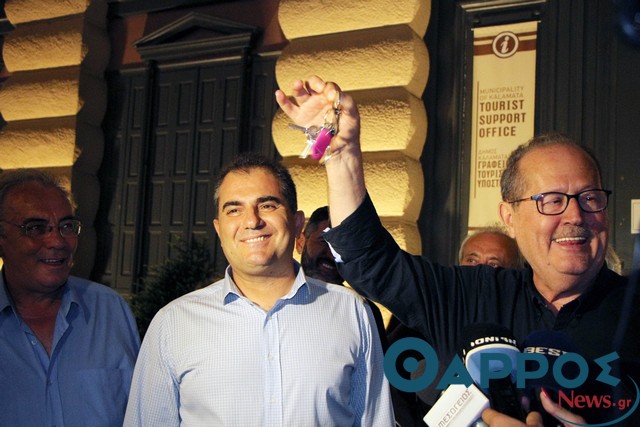 Ο Παναγιώτης Νίκας παρέδωσε τα κλειδιά του Δήμου Καλαμάτας στον Θανάση Βασιλόπουλο