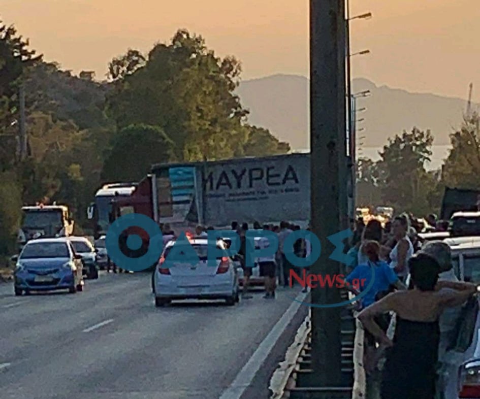 Σοβαρό τροχαίο στο Χαϊδάρι με νταλίκα μεταφορικής από την Καλαμάτα