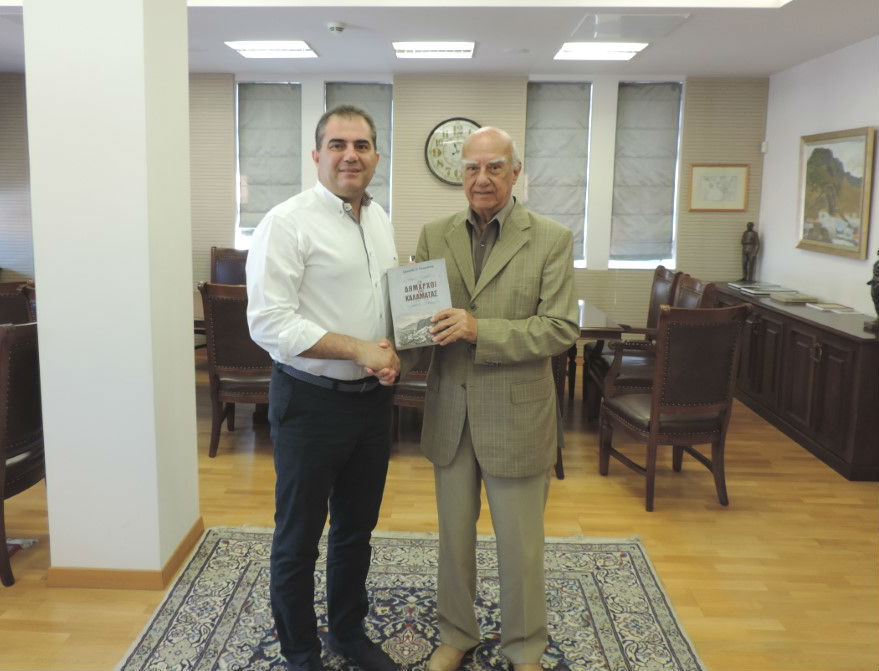 Ο πρώην δήμαρχος Παναγής Κουμάντος στο Δημαρχείο