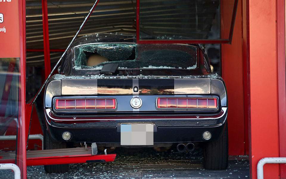 Εκλεψαν κατάστημα ηλεκτρονικών στην Πέτρου Ράλλη «εισβάλλοντας» με Mustang