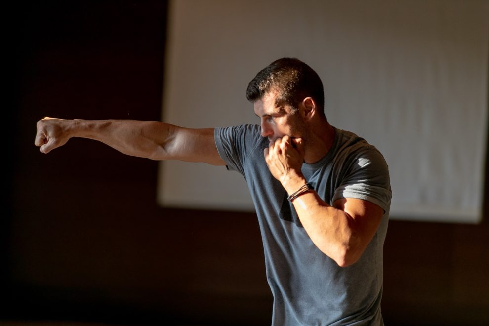 Ο Αλέξανδρος Νικολαΐδης αποκαλύπτει τα μυστικά του  κικ μπόξινγκ στο «Θάρρος»…