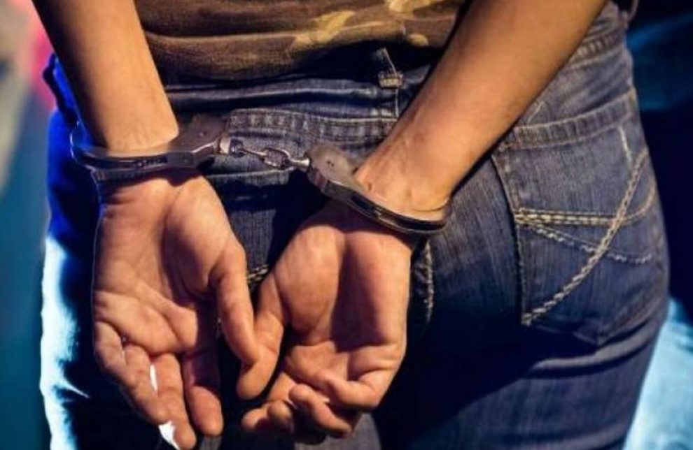 Προφυλακίσθηκε η 49χρονη που κάρφωσε μαχαίρι στο λαιμό του κουμπάρου της