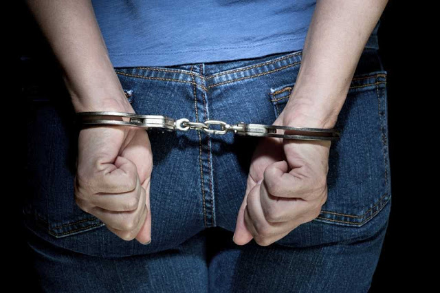Η 49χρονη που κάρφωσε με μαχαίρι τον κουμπάρο της υποστηρίζει ότι την παρενοχλούσε με μηνύματα