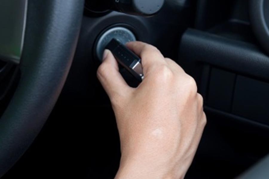 Βρήκε τα κλειδιά στο αυτοκίνητο και το έκλεψε