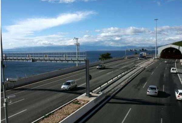 Ανατροπή νταλίκας στην Αθηνών- Κορίνθου στο ύψος των Μεγάρων