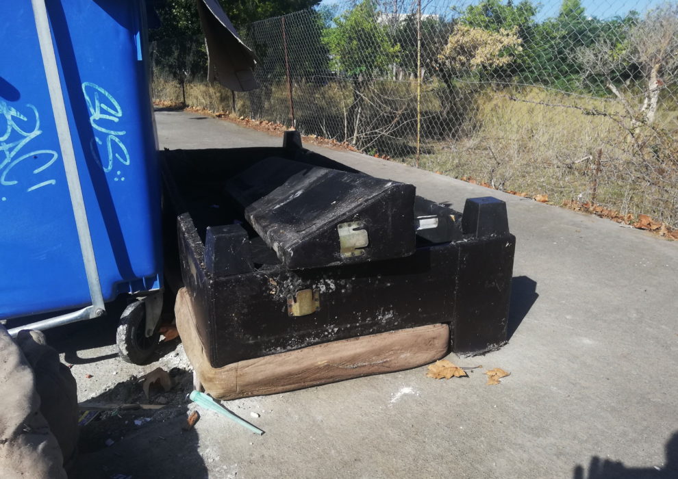 Ογκώδη αντικείμενα παρατημένα στα πεζοδρόμια