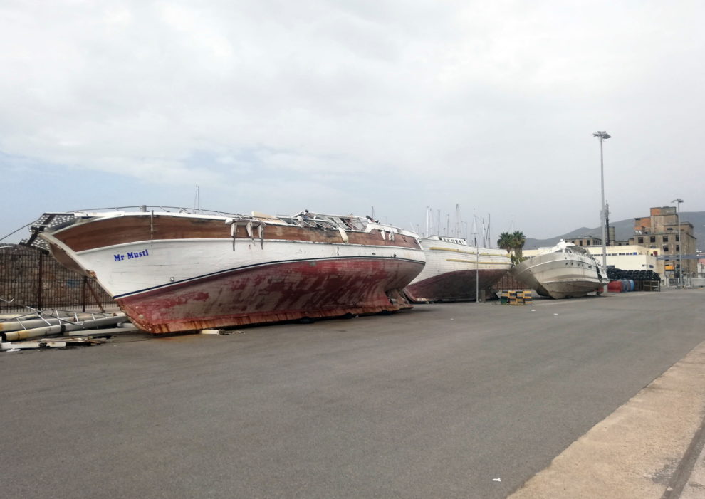 Κίνδυνος, κόστος και βάρος για το λιμάνι της Καλαμάτας τα κατασχεμένα σκάφη