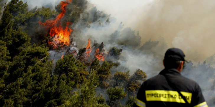 Σε εξέλιξη μεγάλη φωτιά σε δασική έκταση στο Χρυσοβίτσι Αρκαδίας