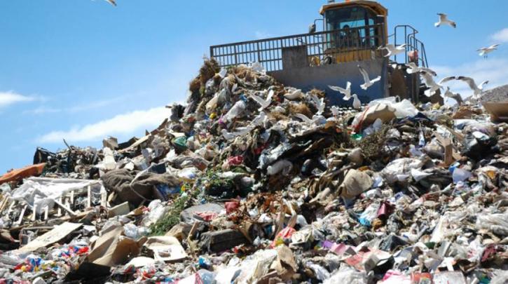 Η μυρωδιά των σκουπιδιών έφθασε μέχρι την ελληνική Βουλή