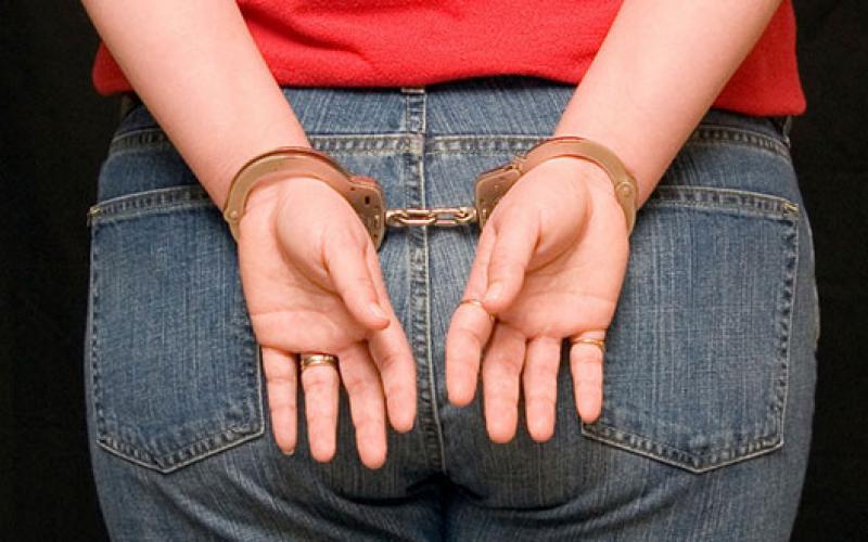 Καλαμάτα: Συνελήφθη 30χρονη με σωρεία  ενταλμάτων και καταδικαστικών αποφάσεων