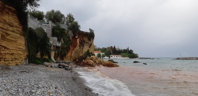 Χρόνο με το χρόνο καταρρέει το ανατολικό παραλιακό μέτωπο της Καλαμάτας