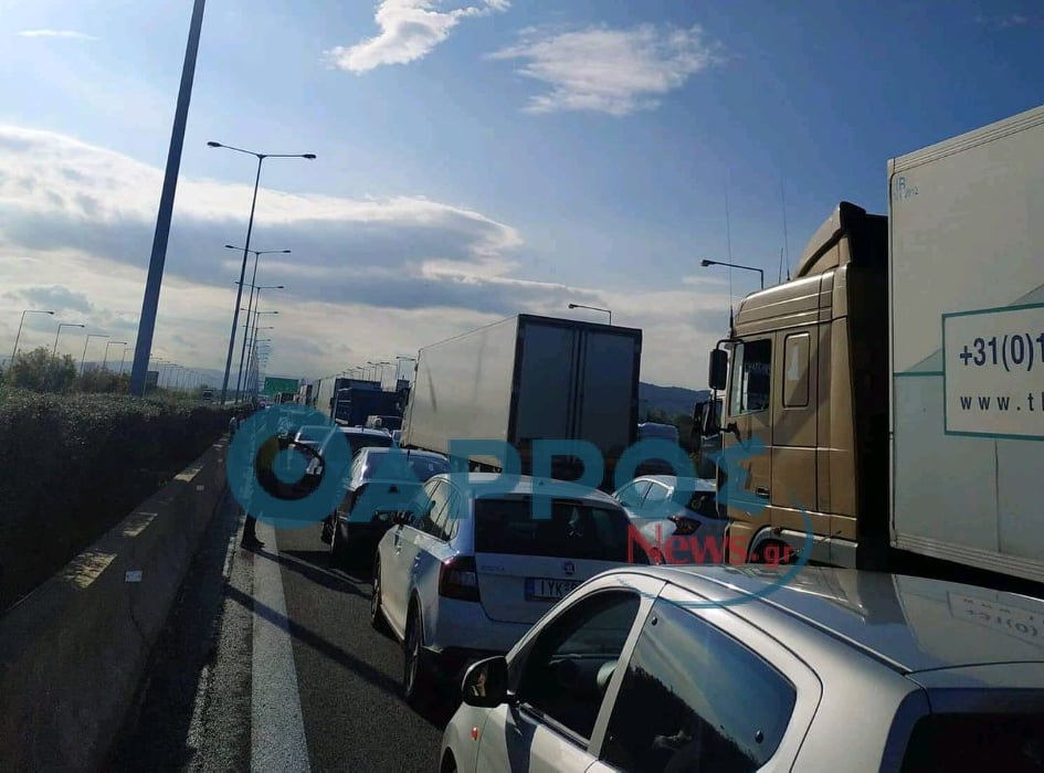 Εκατοντάδες οδηγοί εγκλωβισμένοι στην Αθηνών- Κορίνθου στο ρεύμα προς Κόρινθο (βίντεο)
