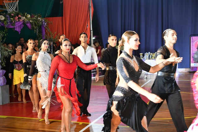 Τόνωση και ζωντάνια από τους χορευτές του 2ου Διεθνούς Διαγωνισμού Χορού Καλαμάτας