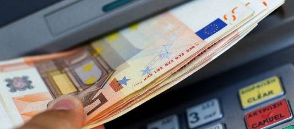 Διευρύνεται ο αριθμός των δικαιούχων της αποζημίωσης των 800 ευρώ