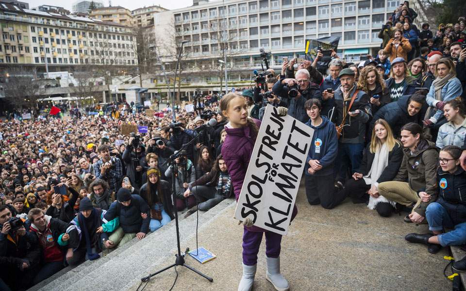 Η Γκρέτα Τούνμπεργκ  διαδηλώνει κατά των κλιματικών αλλαγών μαζί με χιλιάδες νέους στη Λωζάνη