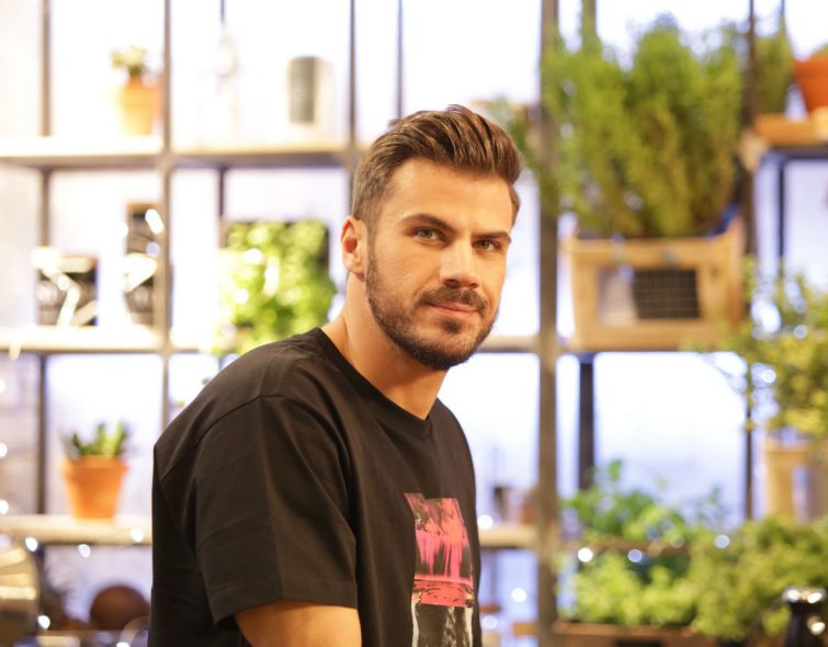Αυτή είναι η νέα του εκπομπή του Άκη Πετρετζίκη