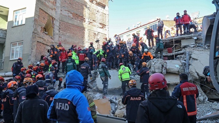 Αυξάνεται ο αριθμός των νεκρών και των τραυματιών από το σεισμό στην Τουρκία