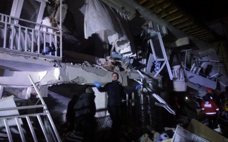 Τουρκία: Τουλάχιστον 14 νεκροί και πάνω απο 300 τραυματίες από τον σεισμό