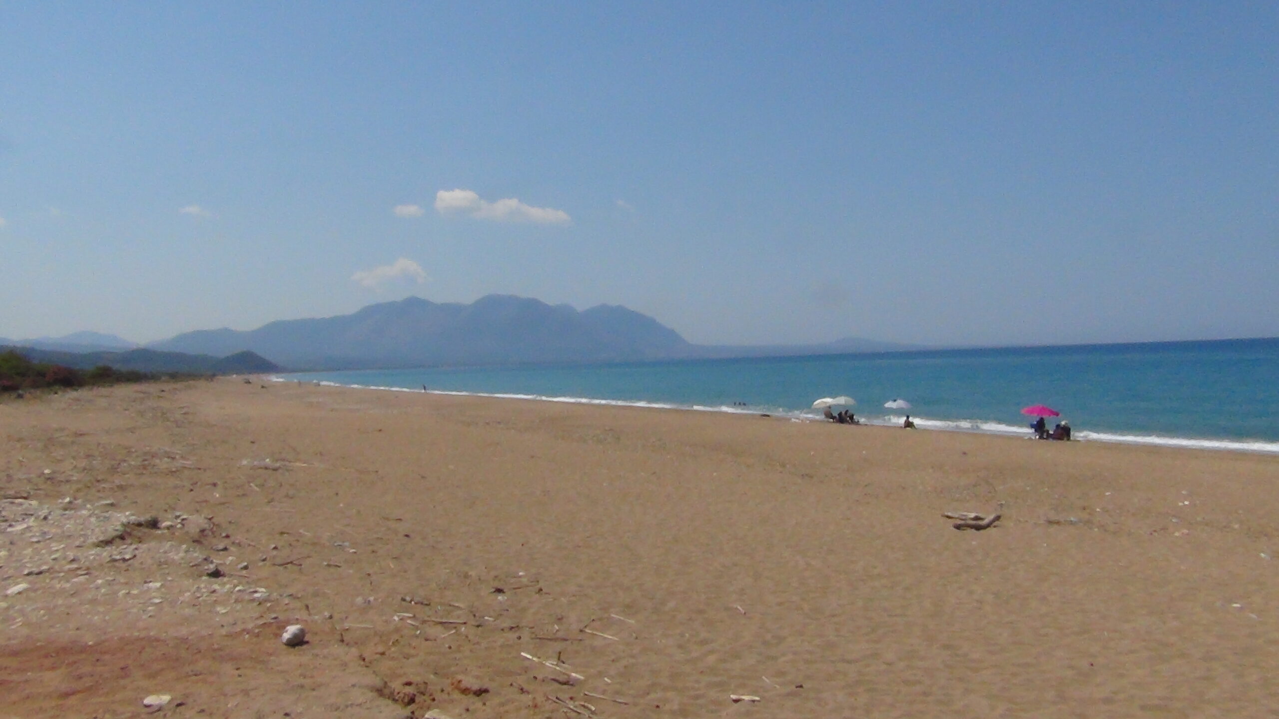 Χωρίς καντίνες, φεύγει ο κόσμος  και ερημώνουν οι παραλίες… (φωτογραφίες)