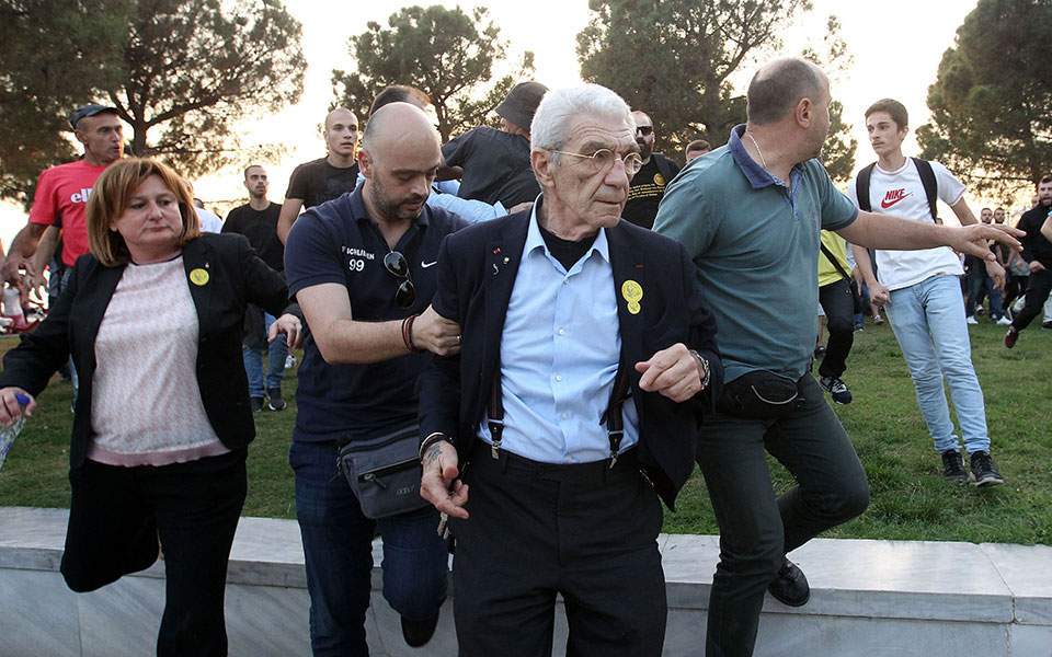 Τσουβάλιασαν άλογα με πορτοκάλια  για να βγάλουν… αλογοπορτόκαλα στο Δημοτικό Συμβούλιο
